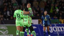 Aisha Solórzano, Dayana Martin y Liliana Mercado en festejo de gol ante América | IMAGO 7