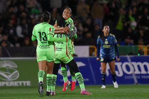 Aisha Solórzano, Dayana Martin y Liliana Mercado en festejo de gol ante América | IMAGO 7