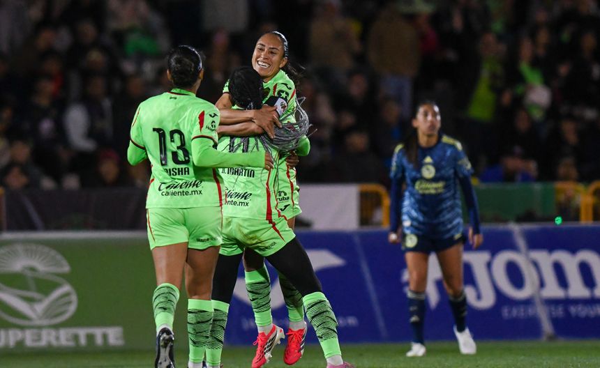 Aisha Solórzano, Dayana Martin y Liliana Mercado en festejo de gol ante América | IMAGO 7