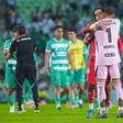 Carlos Acevedo y Nahuel Guzmán se saludan en el partido de Santos vs Tigres en el Apertura 2025 | IMAGO 7