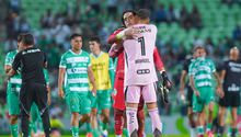 Carlos Acevedo y Nahuel Guzmán se saludan en el partido de Santos vs Tigres en el Apertura 2025 | IMAGO 7