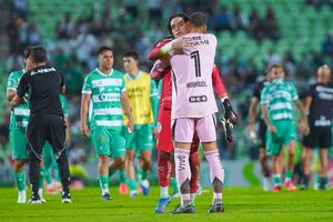 Carlos Acevedo y Nahuel Guzmán se saludan en el partido de Santos vs Tigres en el Apertura 2025 | IMAGO 7