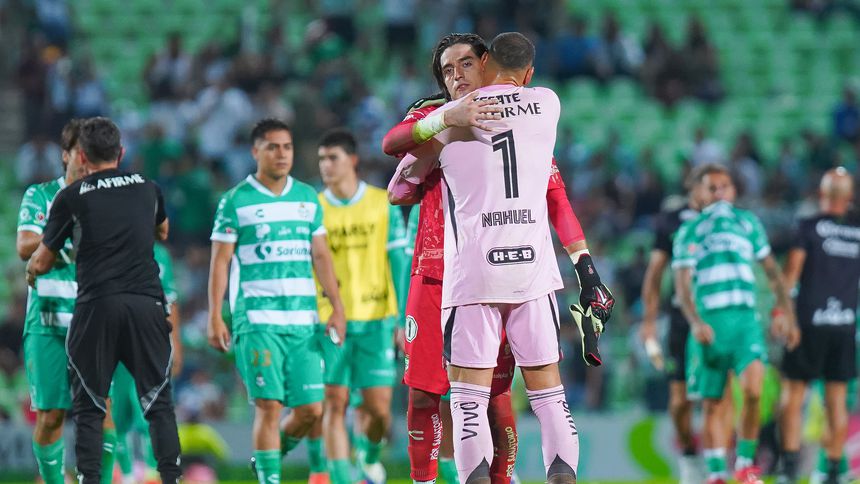 Carlos Acevedo y Nahuel Guzmán se saludan en el partido de Santos vs Tigres en el Apertura 2025 | IMAGO 7