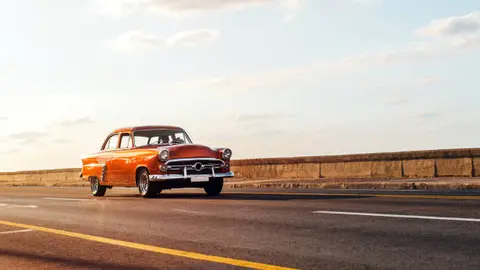 La exhibición gratuita de autos clásicos en la CDMX es una oportunidad para admirar joyas del diseño automotriz. / iStock
