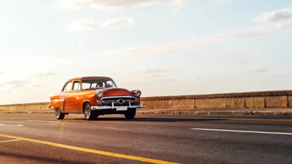 La exhibición gratuita de autos clásicos en la CDMX es una oportunidad para admirar joyas del diseño automotriz. / iStock