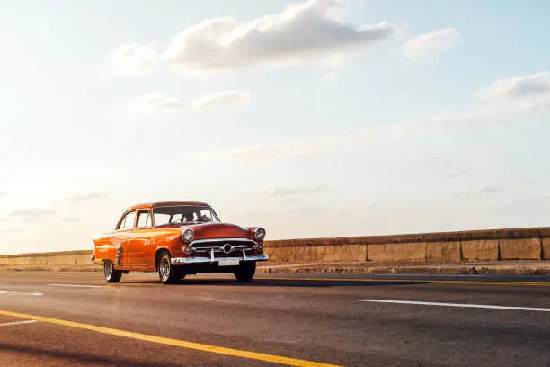 La exhibición gratuita de autos clásicos en la CDMX es una oportunidad para admirar joyas del diseño automotriz. / iStock