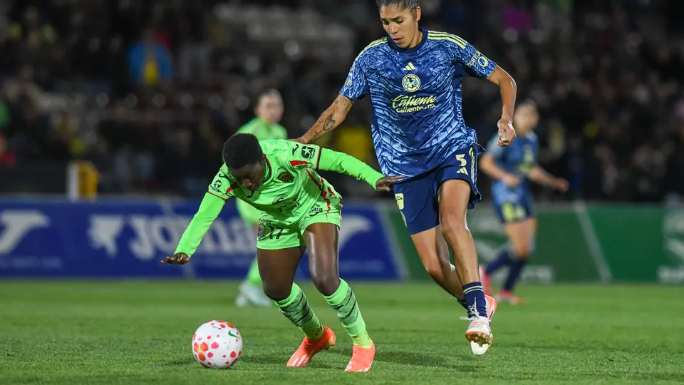 Grace Asantewaa y Gabriela García disputan el balón en el partido en el Estadio Olímpico Benito Juárez | IMAGO 7