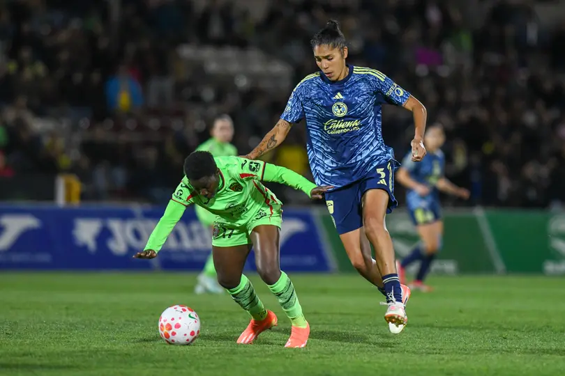 Grace Asantewaa y Gabriela García disputan el balón en el partido en el Estadio Olímpico Benito Juárez | IMAGO 7