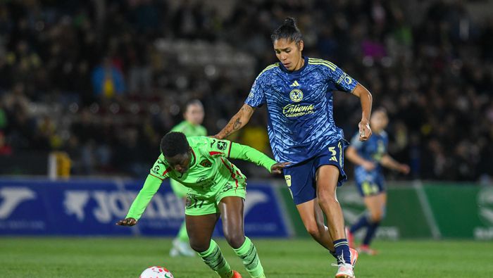 Grace Asantewaa y Gabriela García disputan el balón en el partido en el Estadio Olímpico Benito Juárez | IMAGO 7