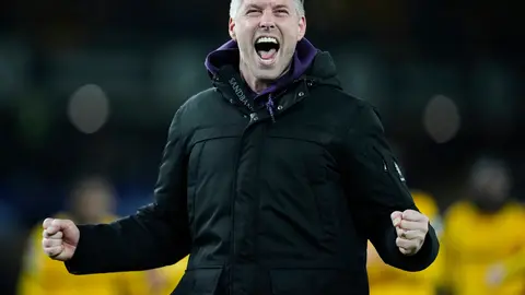 Rob Edwards celebra luego de la victoria de Wolverhampton frente a Liverpool en Premier League | AP