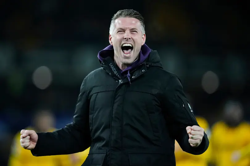 Rob Edwards celebra luego de la victoria de Wolverhampton frente a Liverpool en Premier League | AP