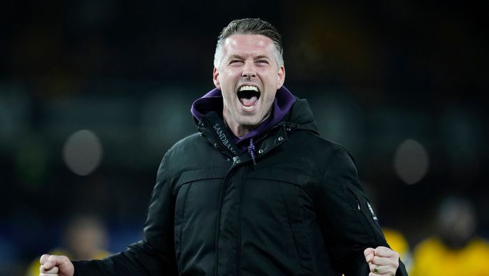 Rob Edwards celebra luego de la victoria de Wolverhampton frente a Liverpool en Premier League | AP