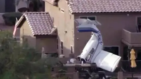 El accidente ocurrió en una zona residencial de Phoenix y dejó al menos tres personas lesionadas. / Captura