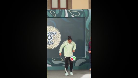 ¡Qué crack! Charlyn Corral domina el esférico de forma espectacular en La Mañanera