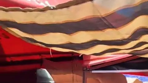 Turista  exigió a un músico callejero que se callara en un tianguis de Tepic. /  TikTok: @brragan._
