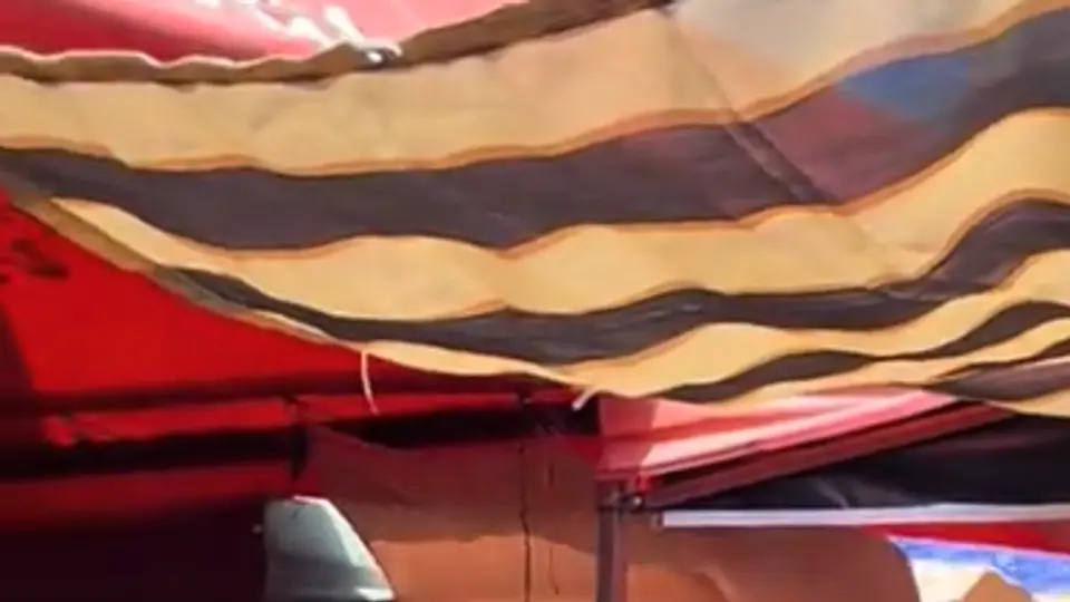 Turista  exigió a un músico callejero que se callara en un tianguis de Tepic. /  TikTok: @brragan._