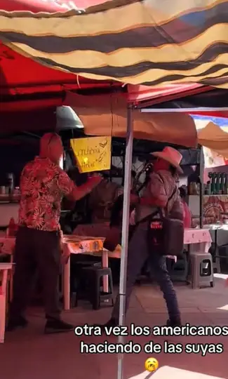 Turista  exigió a un músico callejero que se callara en un tianguis de Tepic. /  TikTok: @brragan._