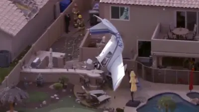 VIDEO: Avión se estrella en el patio de una casa y deja 3 heridos
