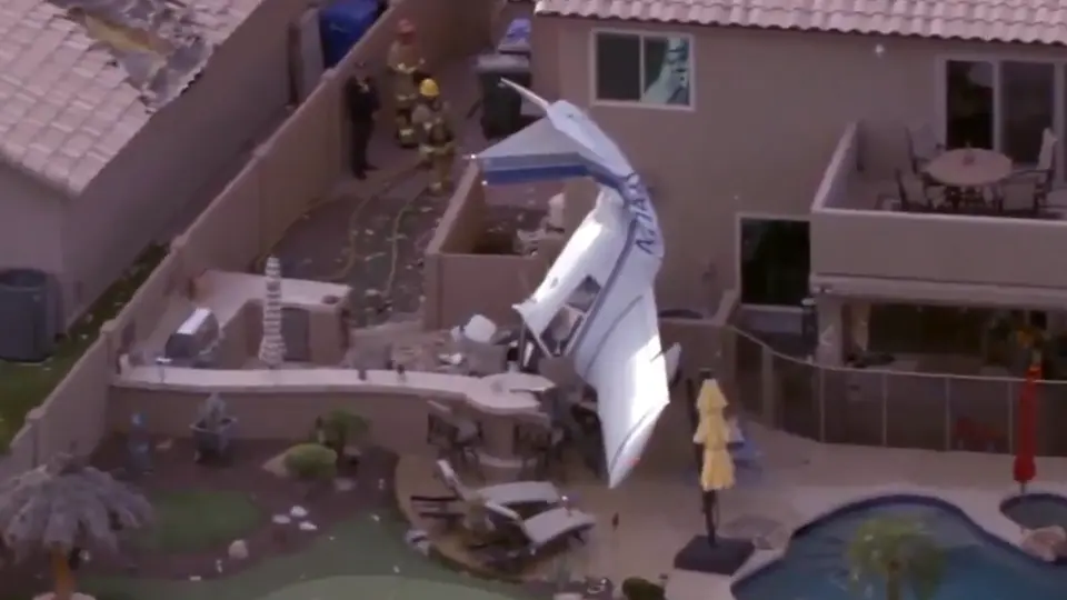 VIDEO: Avión se estrella en el patio de una casa y deja 3 heridos