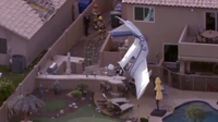 VIDEO: Avión se estrella en el patio de una casa y deja 3 heridos