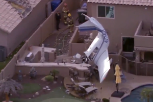 VIDEO: Avión se estrella en el patio de una casa y deja 3 heridos