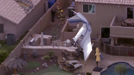VIDEO: Avión se estrella en el patio de una casa y deja 3 heridos