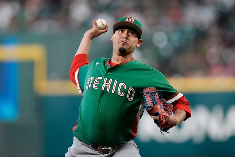 Javier Assad lanza en el juego contra Gran Bretaña del Clásico Mundial de Beisbol | AP