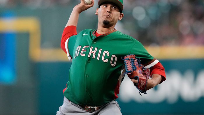 Javier Assad lanza en el juego contra Gran Bretaña del Clásico Mundial de Beisbol | AP