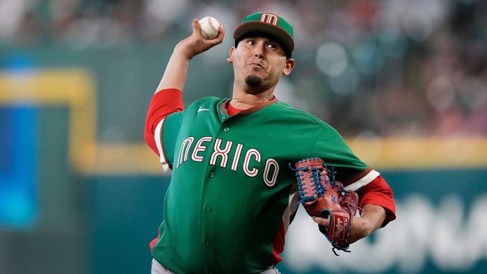 Javier Assad lanza en el juego contra Gran Bretaña del Clásico Mundial de Beisbol | AP