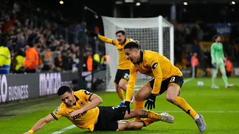 André y jugadores de Wolverhampton celebran la victoria ante Liverpool | AP
