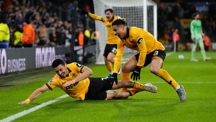 André y jugadores de Wolverhampton celebran la victoria ante Liverpool | AP
