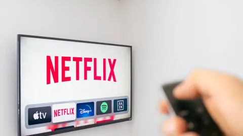 Algunos modelos de Smart TV, celulares y consolas ya no serán compatibles con la app de Netflix. / iStock