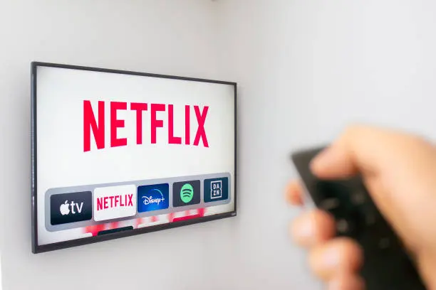 Algunos modelos de Smart TV, celulares y consolas ya no serán compatibles con la app de Netflix. / iStock