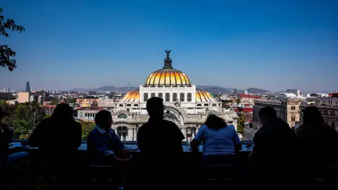 Profeco ha reiterado que los establecimientos no pueden aplicar cargos adicionales que no hayan sido informados previamente al consumidor. / iStock