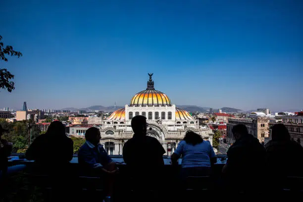 Profeco ha reiterado que los establecimientos no pueden aplicar cargos adicionales que no hayan sido informados previamente al consumidor. / iStock