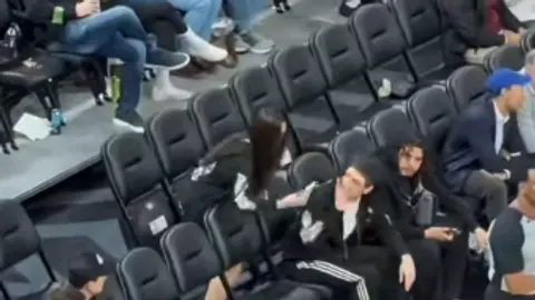El momento fue captado durante un evento deportivo y rápidamente se difundió en plataformas digitales.