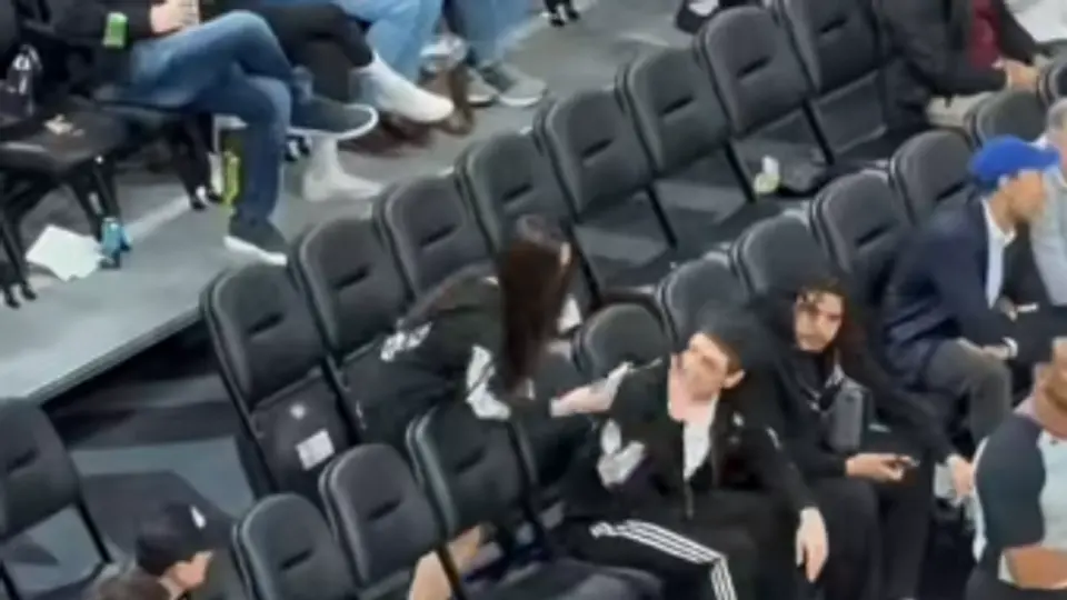El momento fue captado durante un evento deportivo y rápidamente se difundió en plataformas digitales.