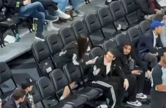 El momento fue captado durante un evento deportivo y rápidamente se difundió en plataformas digitales.