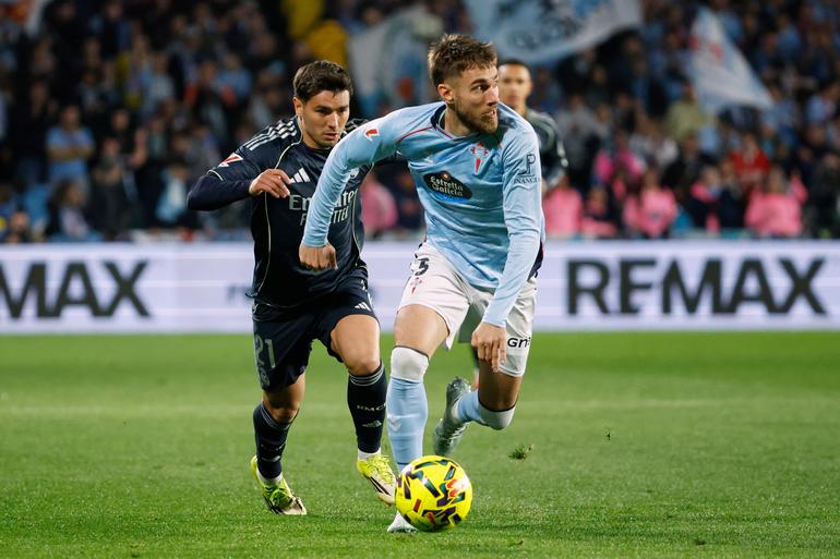 Brahim Díaz persiguiendo a Óscar Mingueza | AP