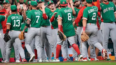 Selección Mexicana de Béisbol celebrando el triunfo frente a Gran Bretaña | AP