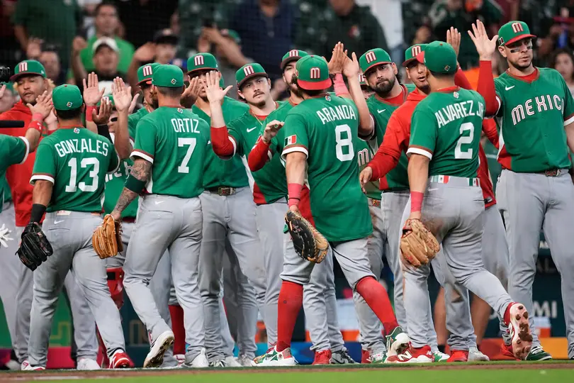 Selección Mexicana de Béisbol celebrando el triunfo frente a Gran Bretaña | AP