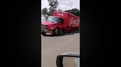 Camión de Coca-Cola cae en socavón afuera del Estadio Azteca