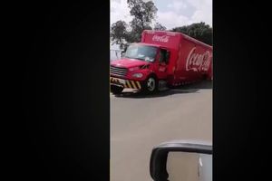 Camión de Coca-Cola cae en socavón afuera del Estadio Azteca