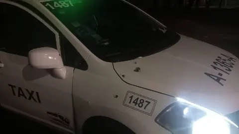 El taxi fue movido por los policías de territorio de Azcapotzalco a Naucalpan/X: @amarilloalarcon