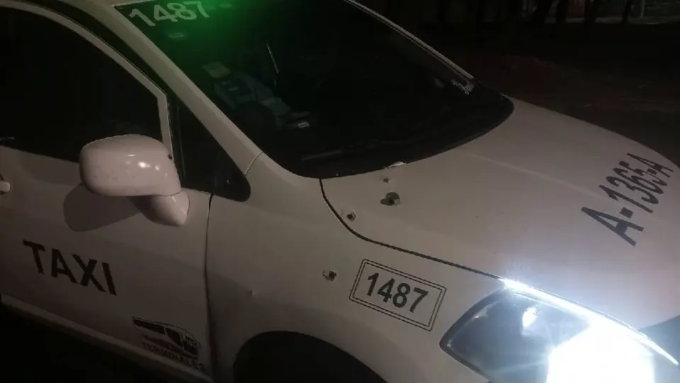 El taxi fue movido por los policías de territorio de Azcapotzalco a Naucalpan/X: @amarilloalarcon