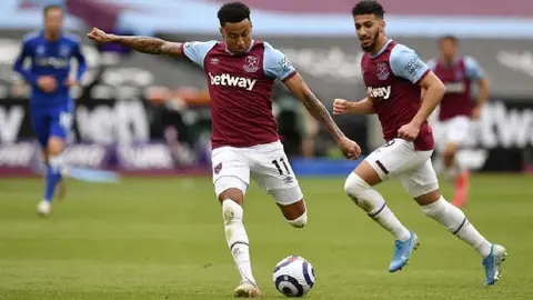 Jesse Lingard a punto de disparar a puerta con el West Ham United de la Premier League | AP