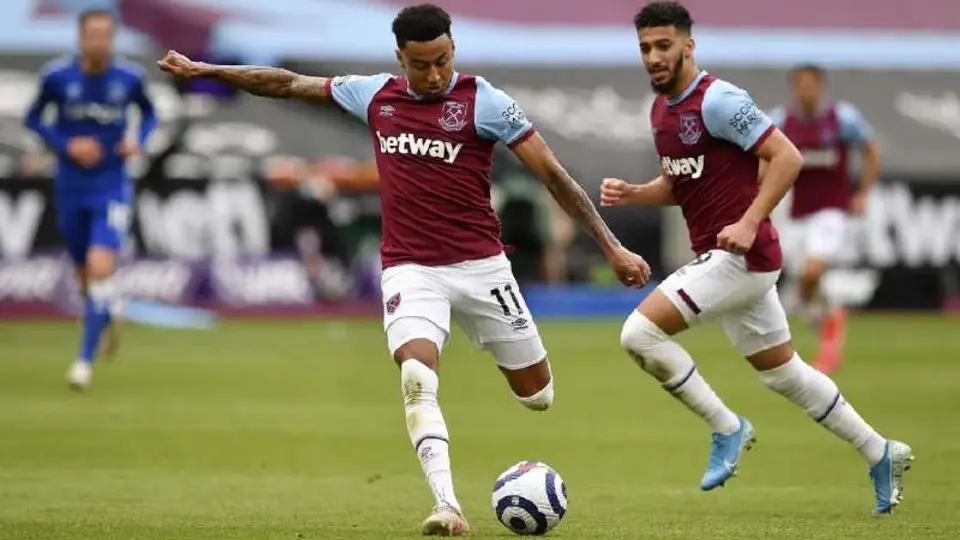 Jesse Lingard a punto de disparar a puerta con el West Ham United de la Premier League | AP