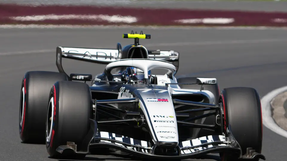 Valtteri Bottas en su monoplaza MAC-26 de Cadillac durante las P2 del GP de Australia | AP
