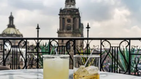 ¿Pueden los restaurantes cobrar extra por “vista turística” en la CDMX? Esto dice la ley