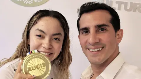 Yareli presume su medalla junto a Rommel Pacheco | IG: yareli_acevedo12
